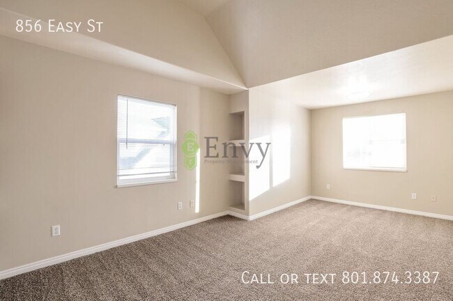 Building Photo - 856 Easy St