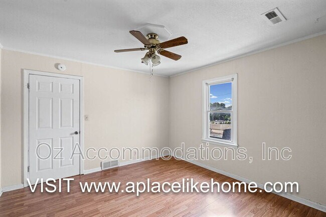 Building Photo - 563 S Ash Ave