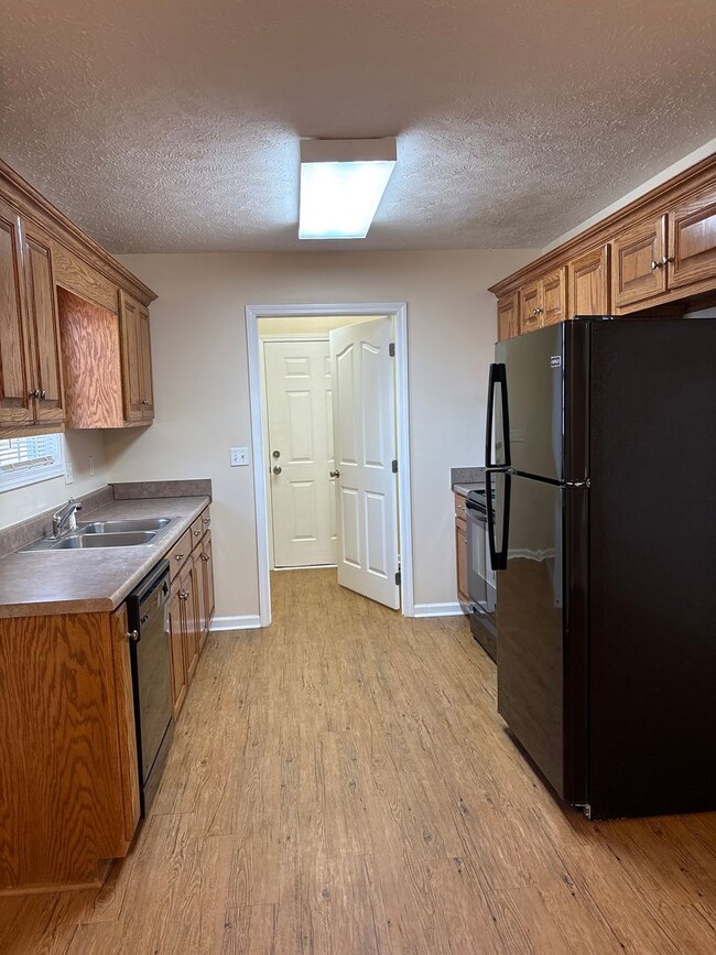 Building Photo - Spacious 3 BedroomHome with Large Yard!!