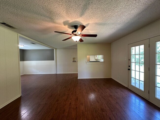 Building Photo - Charming 3 Bedroom in South Tyler!