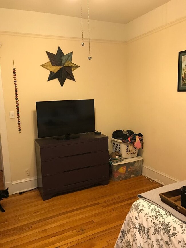 Building Photo - Very Spacious 2 BR/1 BA in Wrigleyville