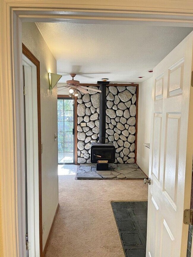 Building Photo - 3 Bedroom 2 Bath w/ Spa Room Suisun *Star ...