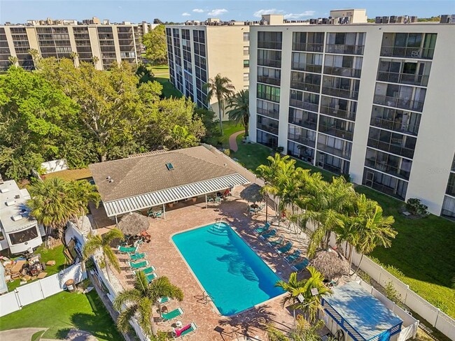 Building Photo - 900 Cove Cay Dr
