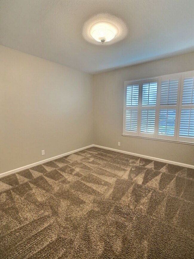 Building Photo - Dry Creek Village Townhouse!