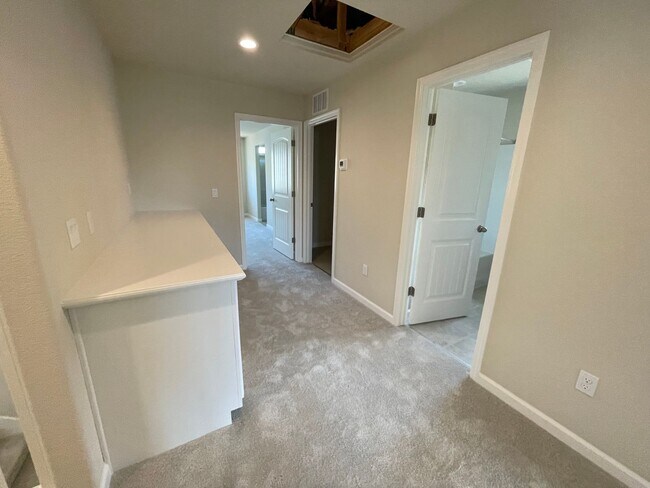 Building Photo - Newer Florsheim Home