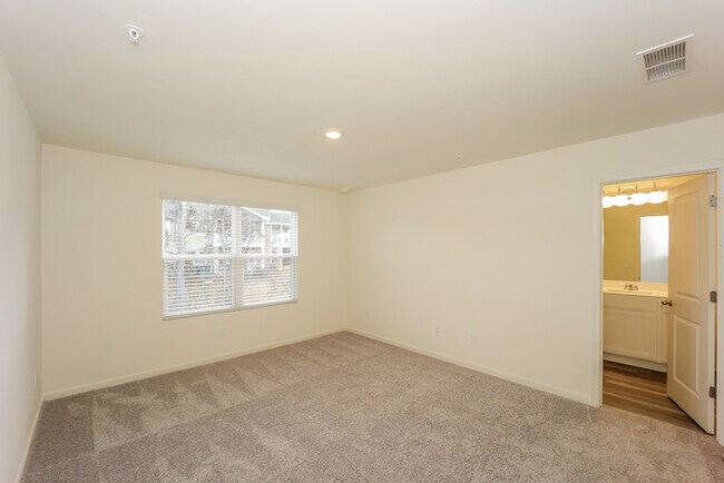 Building Photo - Fantastic 3bd/2ba home! Coming soon!