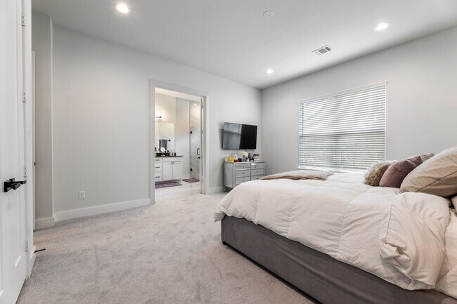 Building Photo - 5725 White Magnolia St.