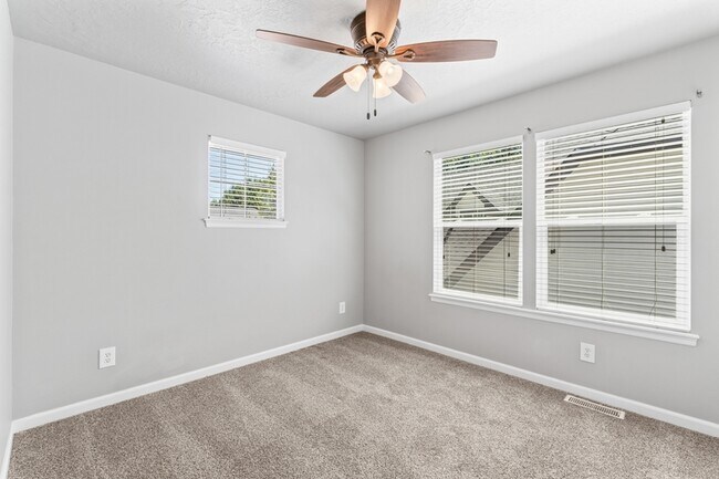 Building Photo - 552 E Whitney Ct