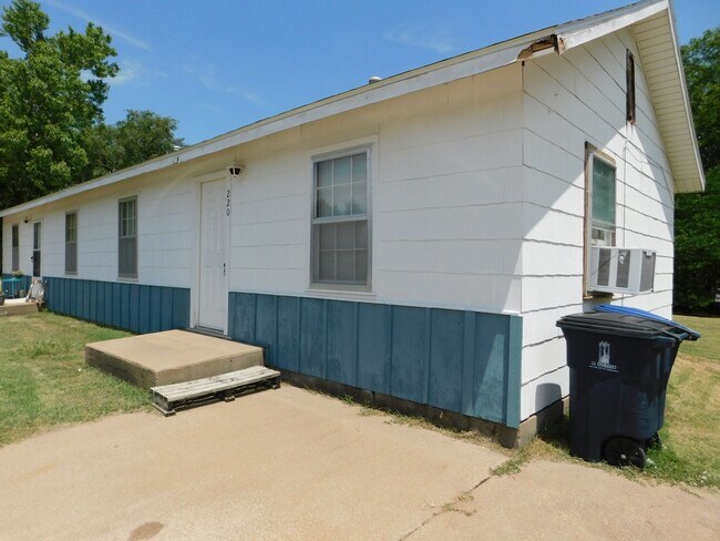 Building Photo - Cute 2 bedroom 1 bath duplex in El Dorado,...