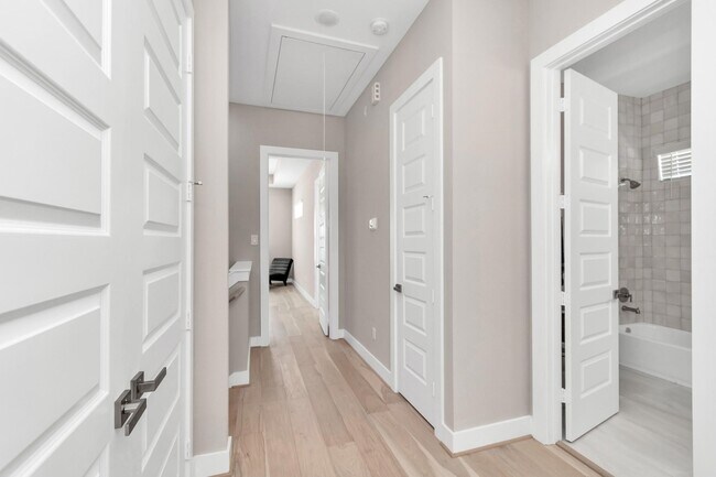 Building Photo - 305 Queen Sude Ln