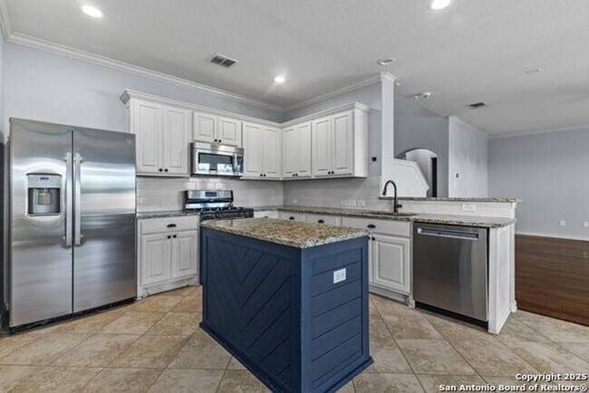 Building Photo - Move In Ready - Stunning 4 bd/2.5 Located ...