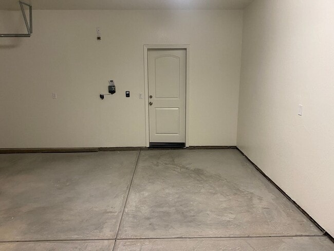 Building Photo - Newer 3 Bedroom 2 Bathroom Home in Tulare!