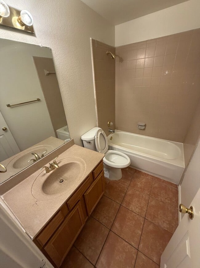 Building Photo - 1005 Chelsea Dr