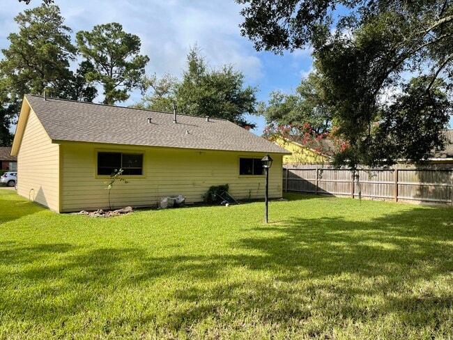 Very large backyard to enjoy with your family! - 10015 Valley Lake Dr