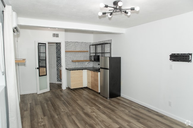 Building Photo - 903 N Golf Dr