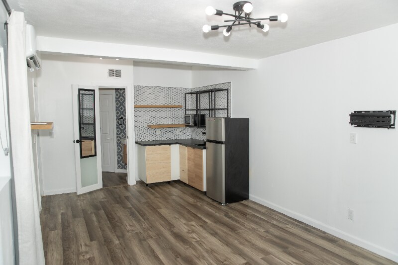 Primary Photo - 903 N Golf Dr