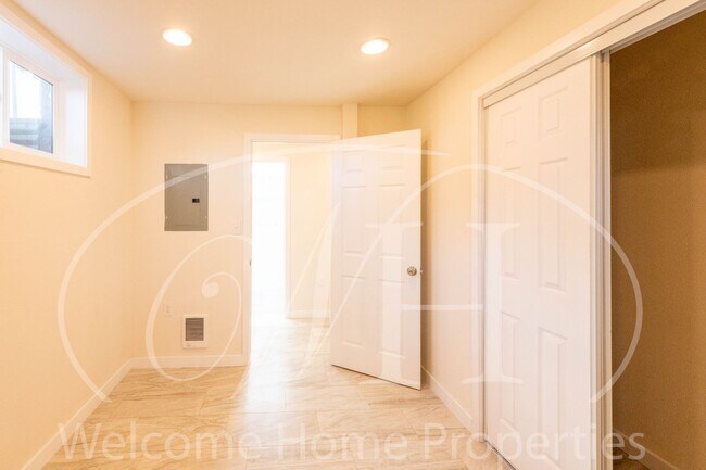 Building Photo - Newly Remodeled 1 Bedroom in a Park-like Setting
