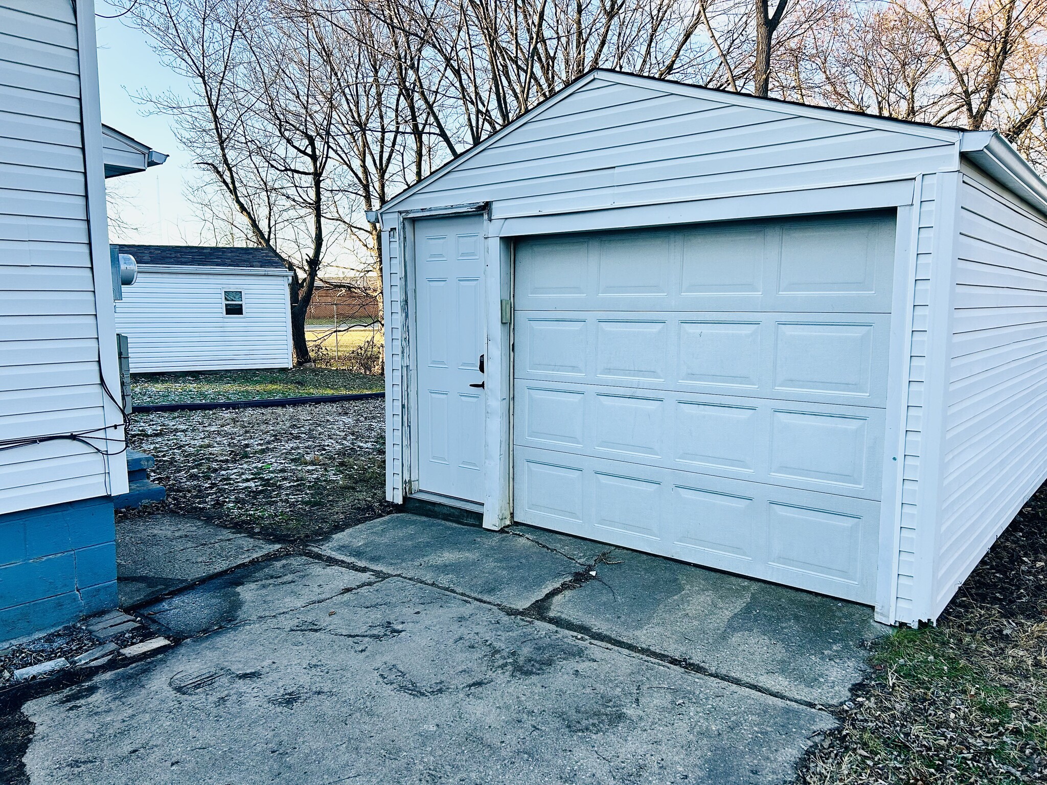 Single car detached garage - 715 Koogler St