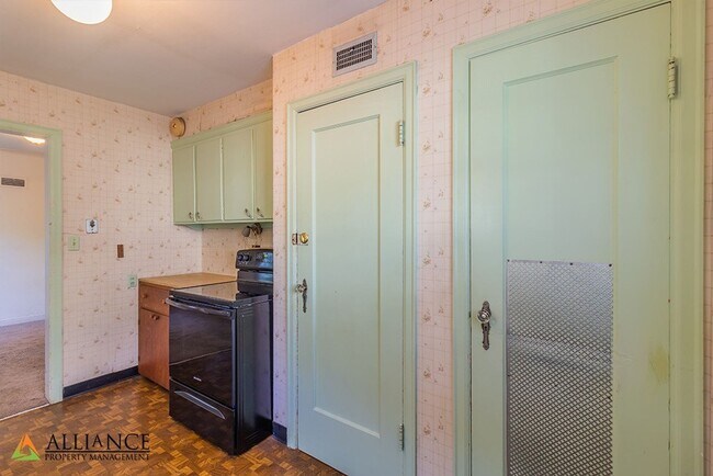 Building Photo - 1016 Bertrand St