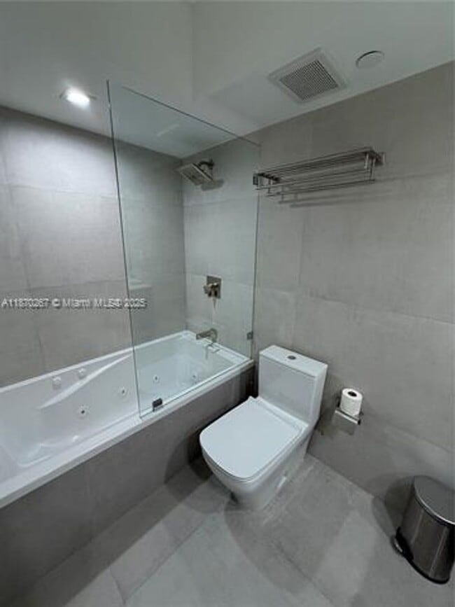 Building Photo - 5900 Collins Ave