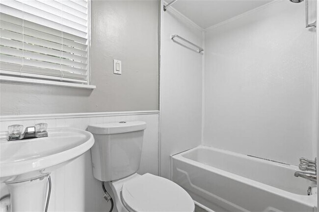 Building Photo - 424 Glenfield Rd