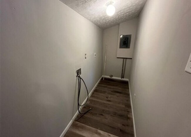 Building Photo - 3 Bedroom and 1 Bath