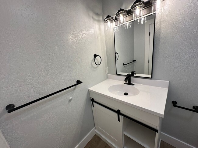 Building Photo - 215 E North - 4 Bedroom/1 Bathroom Home Do...