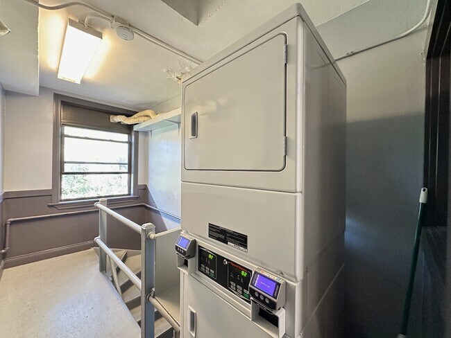 Building Photo - 823 W Diversey Pkwy