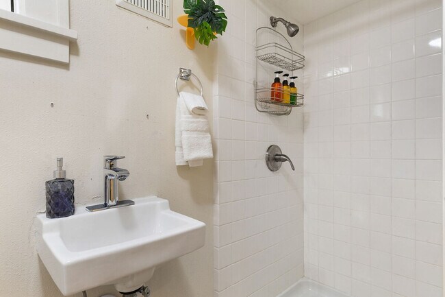 Building Photo - 1005 E Roy St