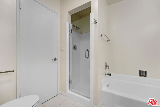 Building Photo - 1433 Hayworth Ave