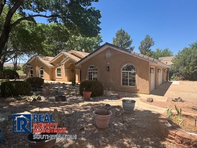 Building Photo - Hurricane Home on Large Lot