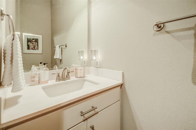 Building Photo - 7333 Valley View Ln