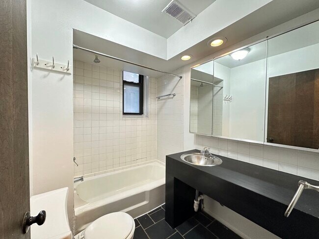 Building Photo - 605 W Surf St