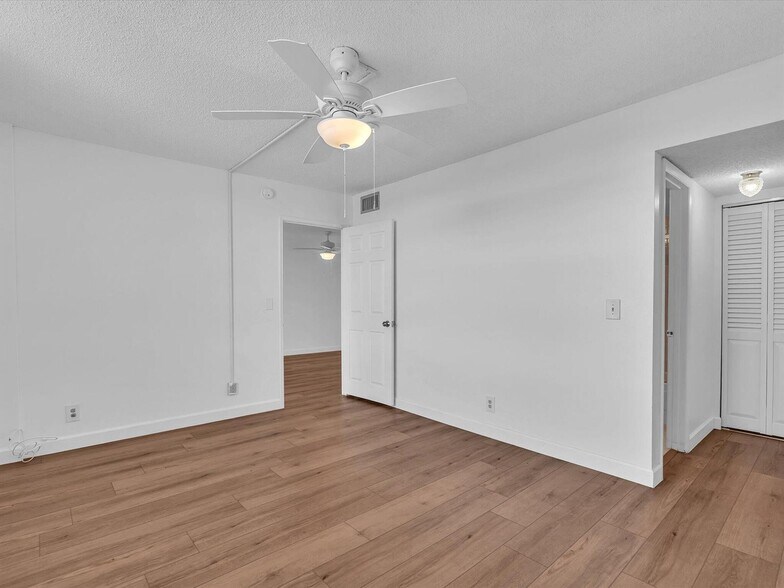 Building Photo - 9470 Poinciana Pl