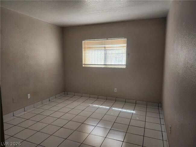 Building Photo - 4737 Thunderbolt Ave