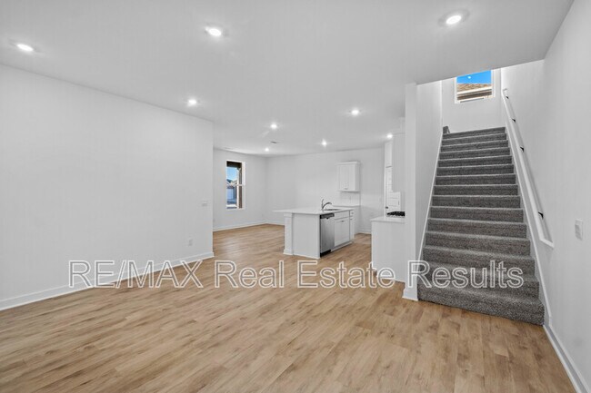 Building Photo - 4670 W Aurora St