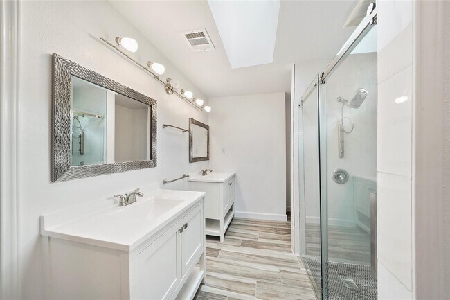 Building Photo - 914 Coachlight Dr