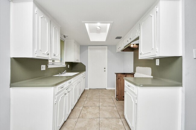 Building Photo - 3806 Charriton Dr