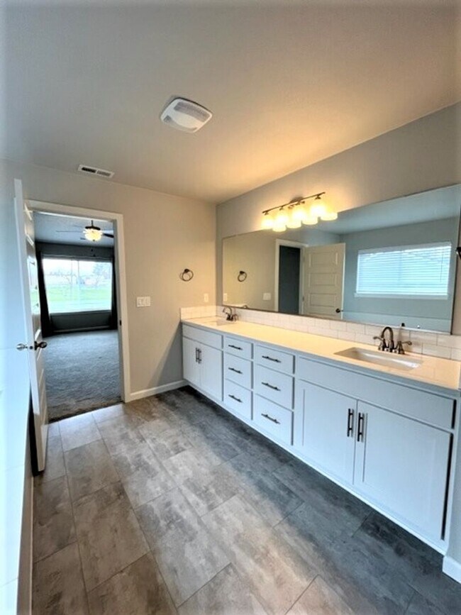 Building Photo - 4 Bedroom 2.5 Bath Home Carlton OR