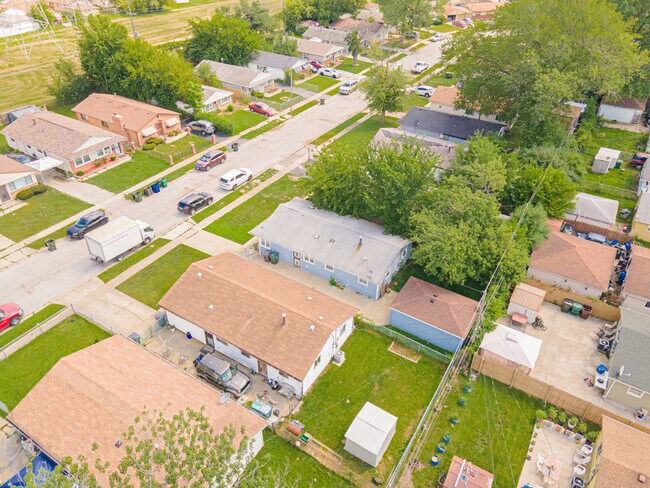 Building Photo - 3227 Nelson Ave