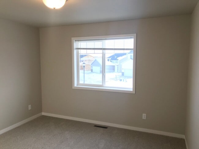 Building Photo - 3 Bed 3 Bath Twin Home
