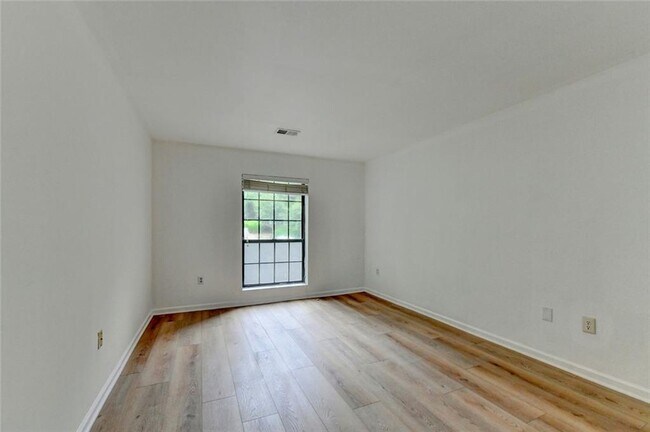 Building Photo - 4101 Pine Heights Dr NE