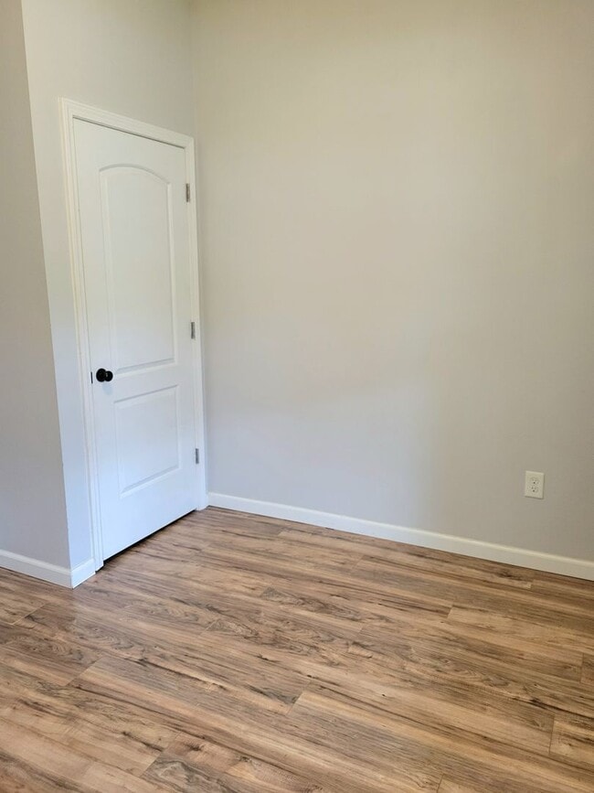 Building Photo - Renovated and Move in Ready...769 Condit, ...