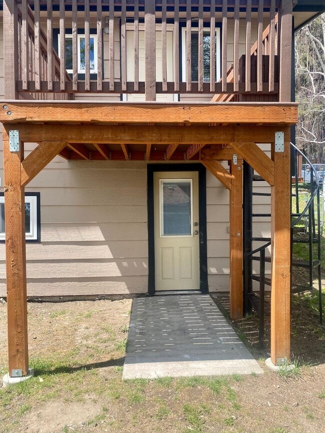 Building Photo - ALL UTILITIES INCLUDED - 3 bed duplex