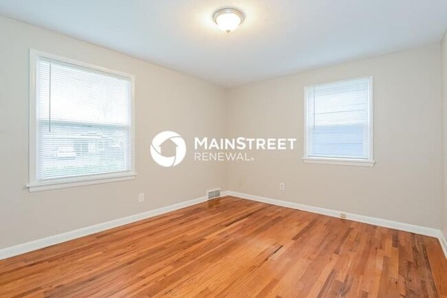 Building Photo - 4 Bedroom Pet-Friendly Home in PUYALLUP, WA with Main Street Renewal