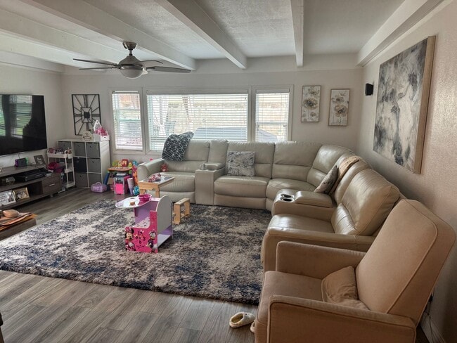 Building Photo - Spacious 3 Bedroom 2 Bath with a Den and Fireplace!