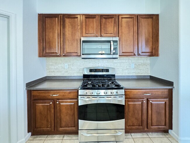 Building Photo - Wonderful 2 Story 3 BR Home in Loma Colorado