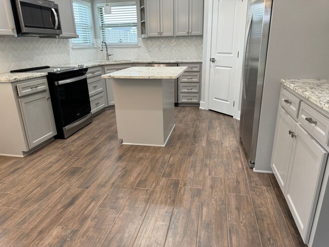 Building Photo - Like new.. GORGEOUS TIBURON BEAUTY.. Close to Barksdale Air Force Base.