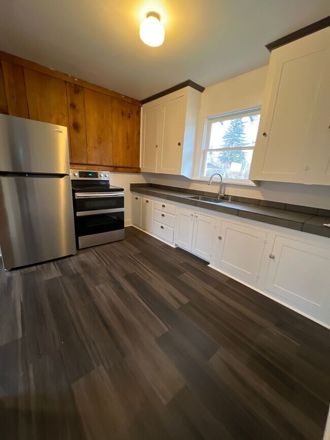 Building Photo - Remodeled DOWNTOWN Bend House, Newer Flooring/Paint/Appliances, Gas heat, Small Garage, Fenced Yard