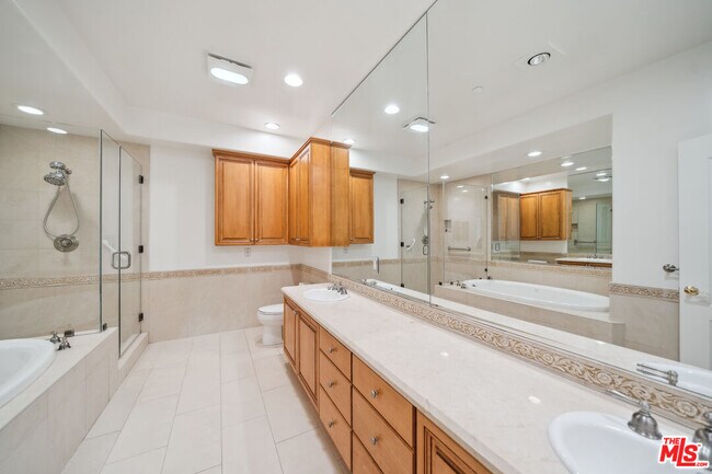 Building Photo - 1450 S Beverly Dr